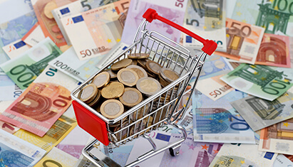 Ahorro y cesta de la compra: cómo afecta la inflación a los consumidores según su edad